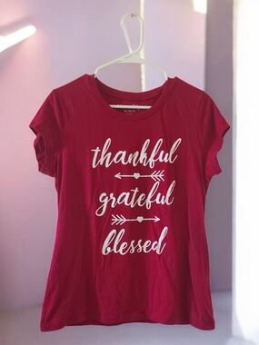 Wound Up Women's Red Graphic Tee - 'thankful grateful blessed'